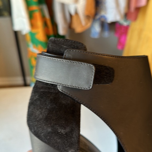 Great condition-maybe worn twice-Vince Kara cut out wedges - Picture 10 of 10